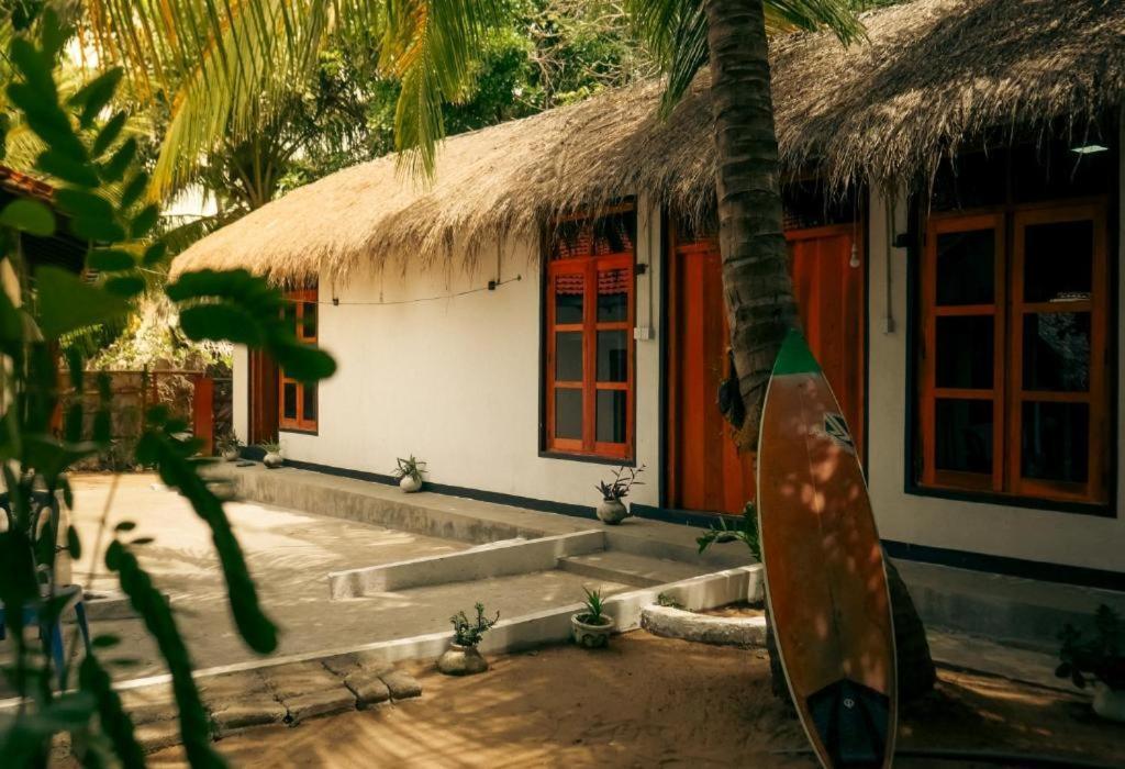 Surfing Lion Hostel Arugam Bay Buitenkant foto