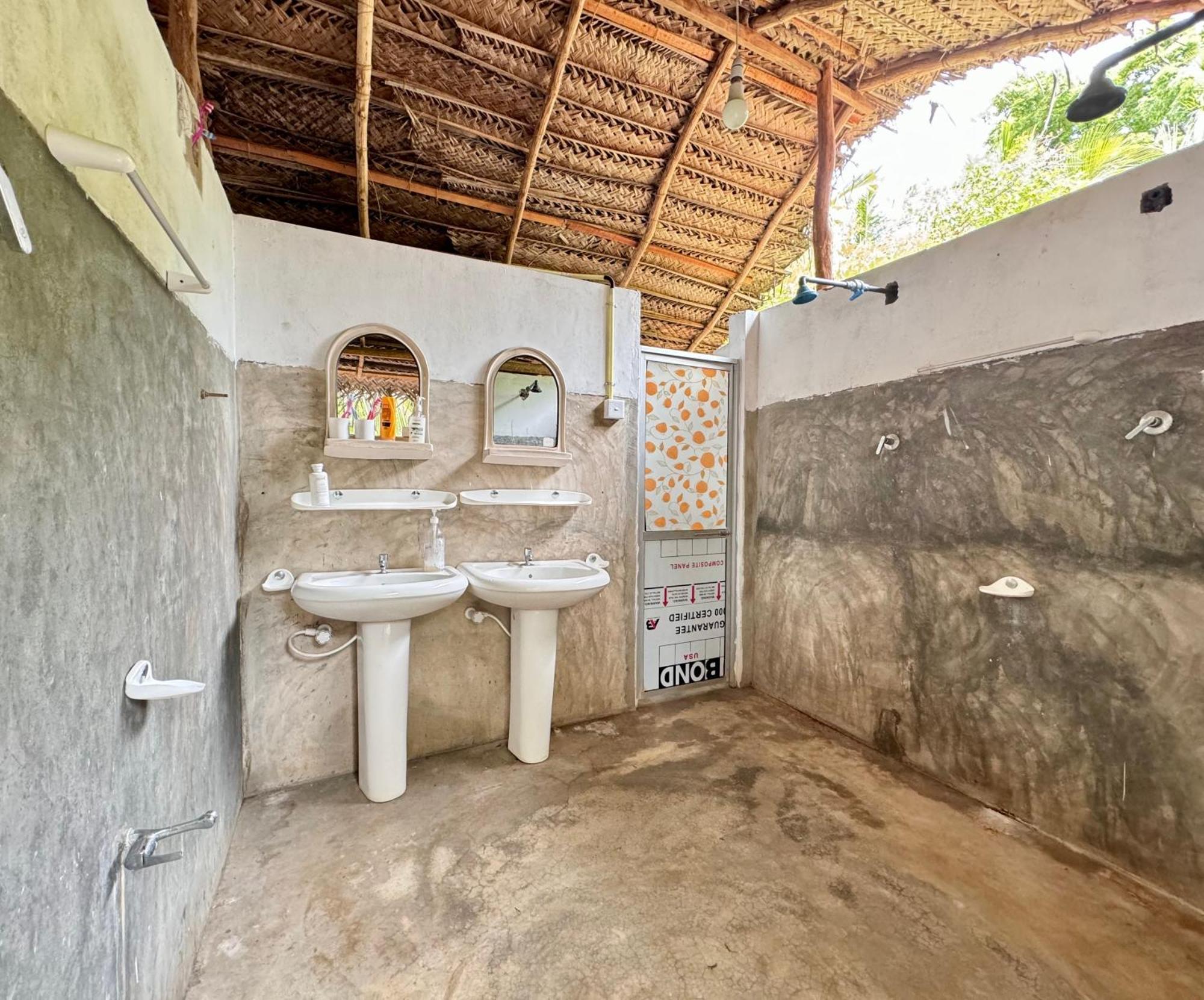 Surfing Lion Hostel Arugam Bay Buitenkant foto