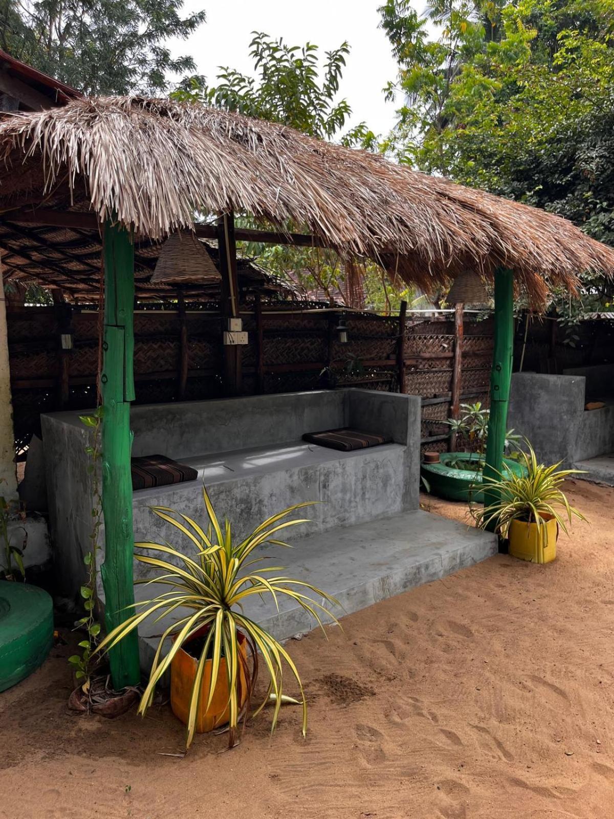 Surfing Lion Hostel Arugam Bay Buitenkant foto