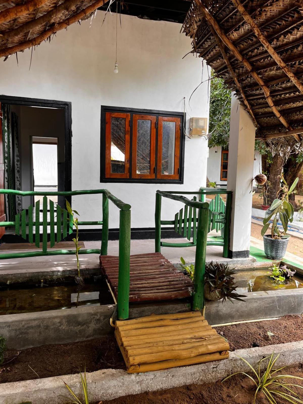 Surfing Lion Hostel Arugam Bay Buitenkant foto