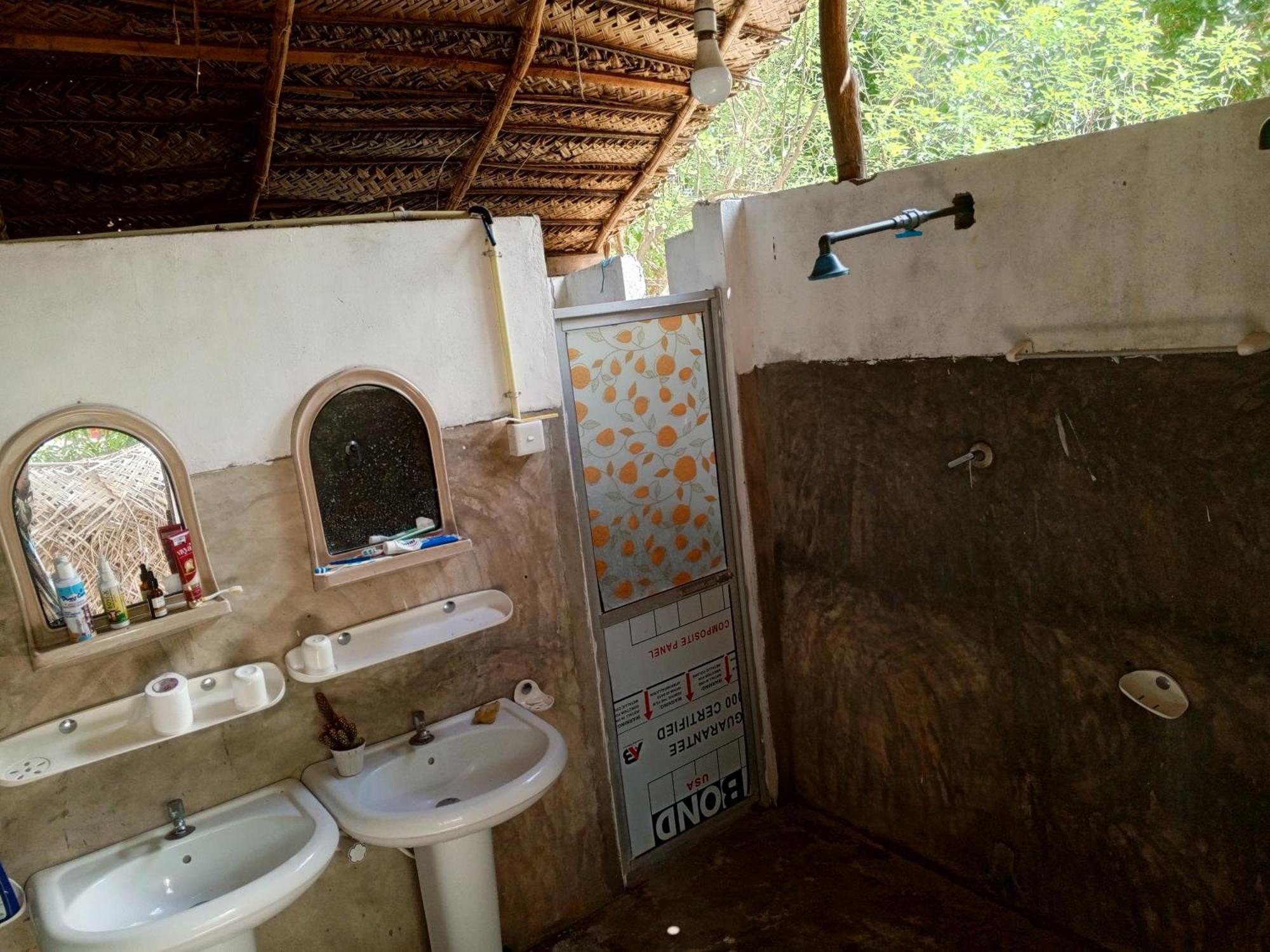 Surfing Lion Hostel Arugam Bay Buitenkant foto
